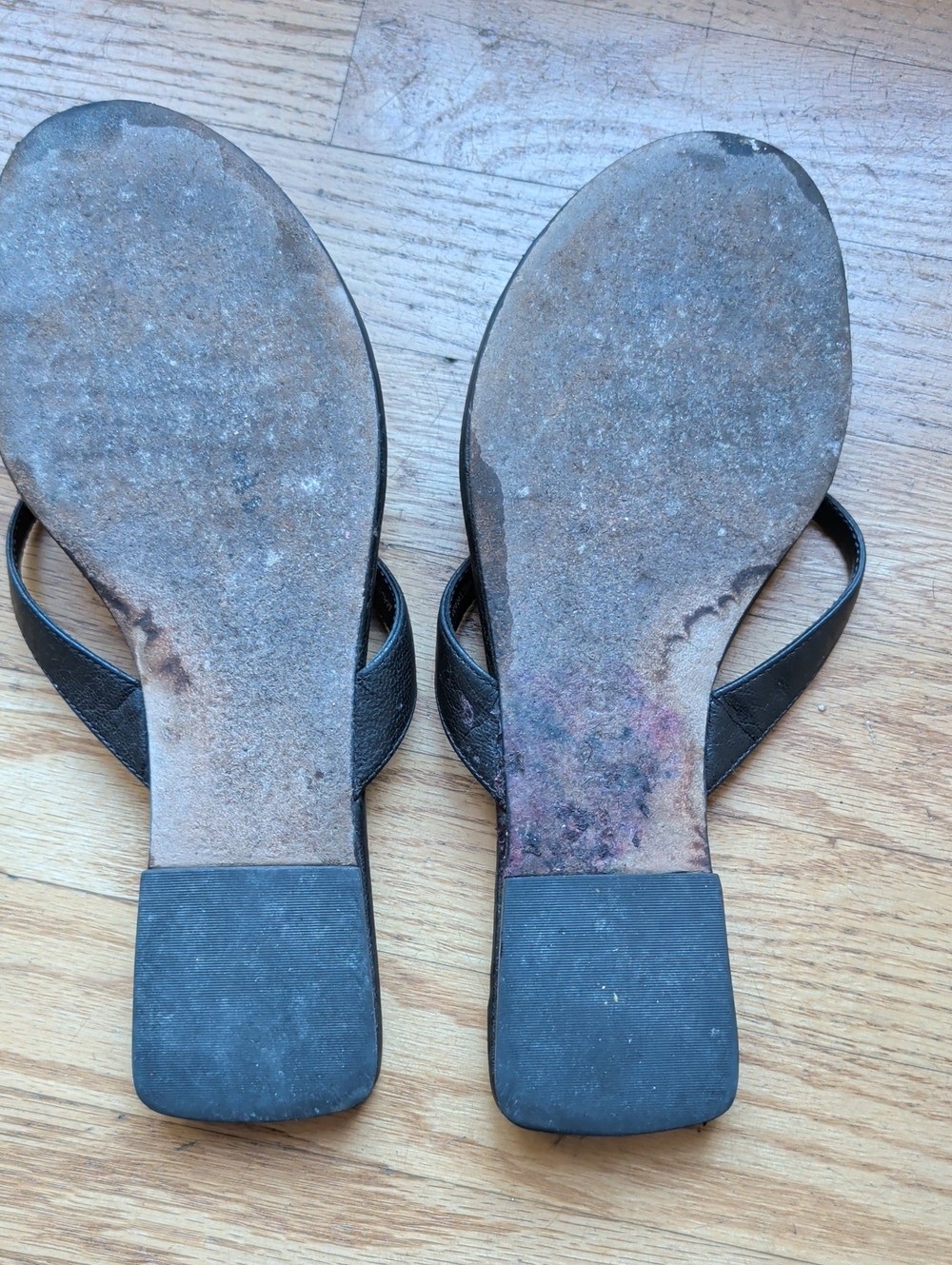 Tory Burch Black Leather Logo Thong Sandals with Gold Emblem - Picture 2 of 2